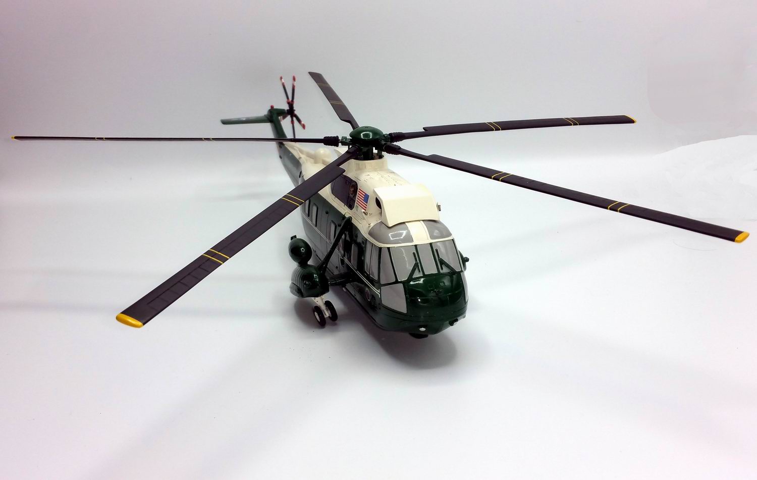 Maquette Hélicoptère SIKORSKY VH-3D Marine One au 1/50