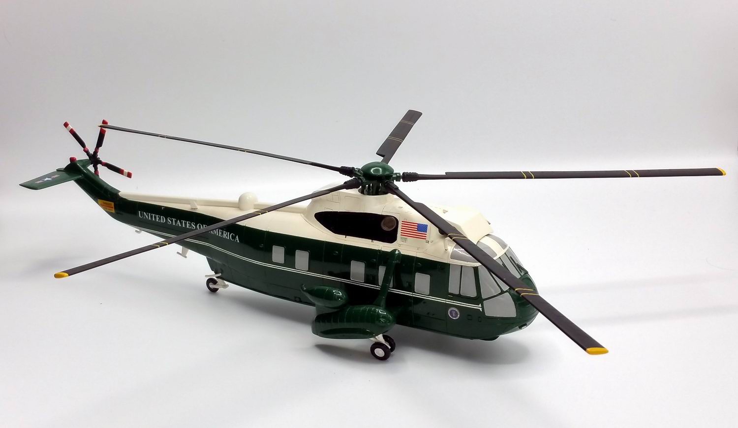 Maquette Hélicoptère SIKORSKY VH-3D Marine One au 1/50