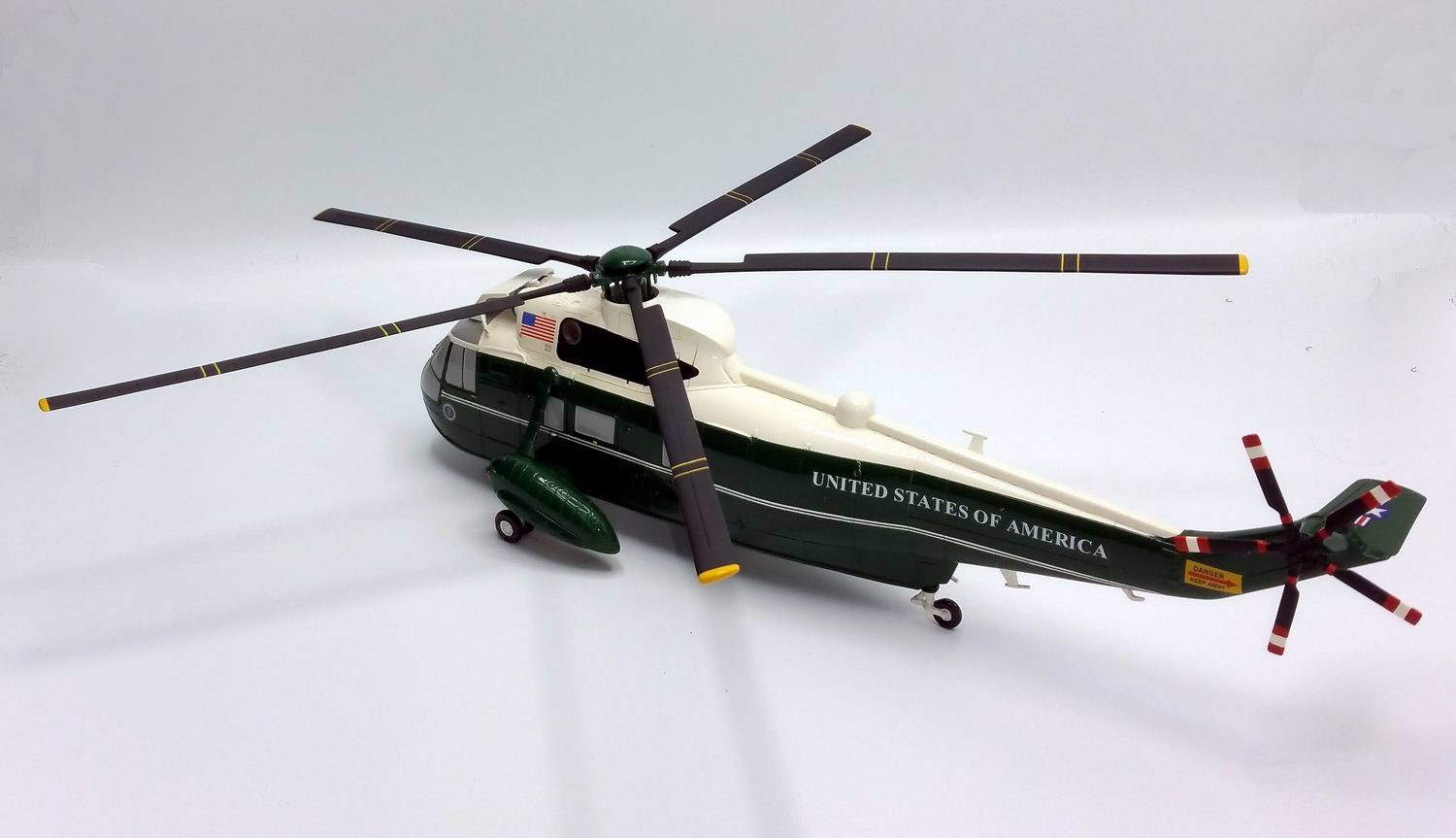 Maquette Hélicoptère SIKORSKY VH-3D Marine One au 1/50