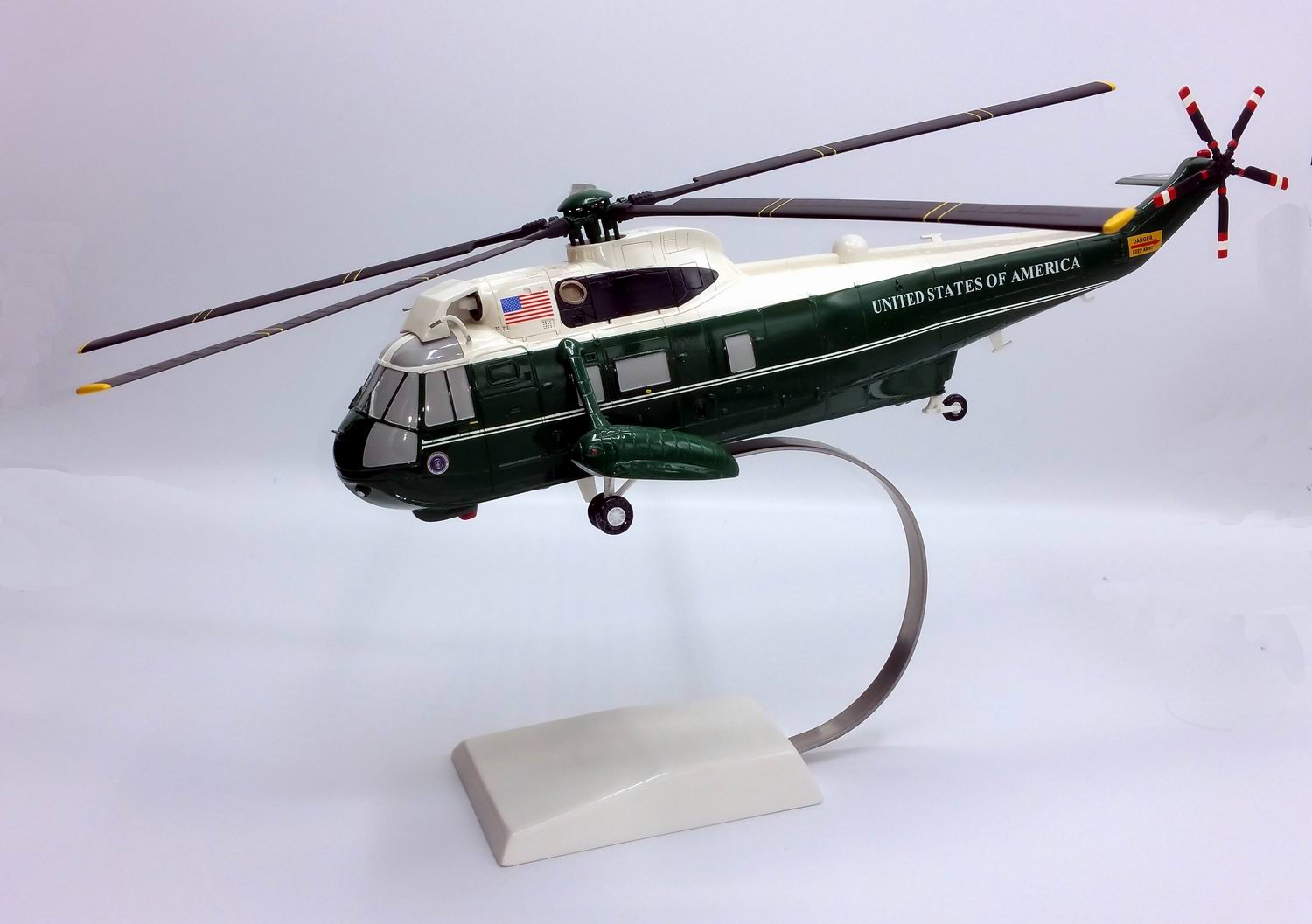 Maquette Hélicoptère SIKORSKY VH-3D Marine One au 1/50