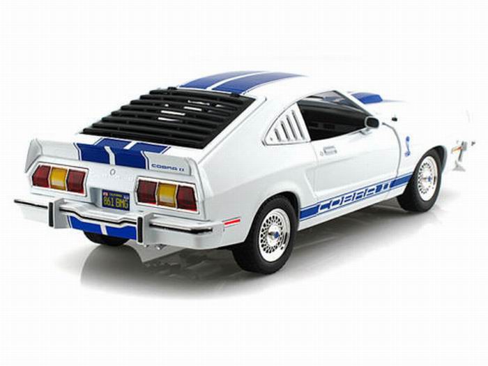 Véhicule Ford Mustang 1/18 Cobra II 1978 du Film Charlie et ses Drôles de Dames Farrah Fawcett 