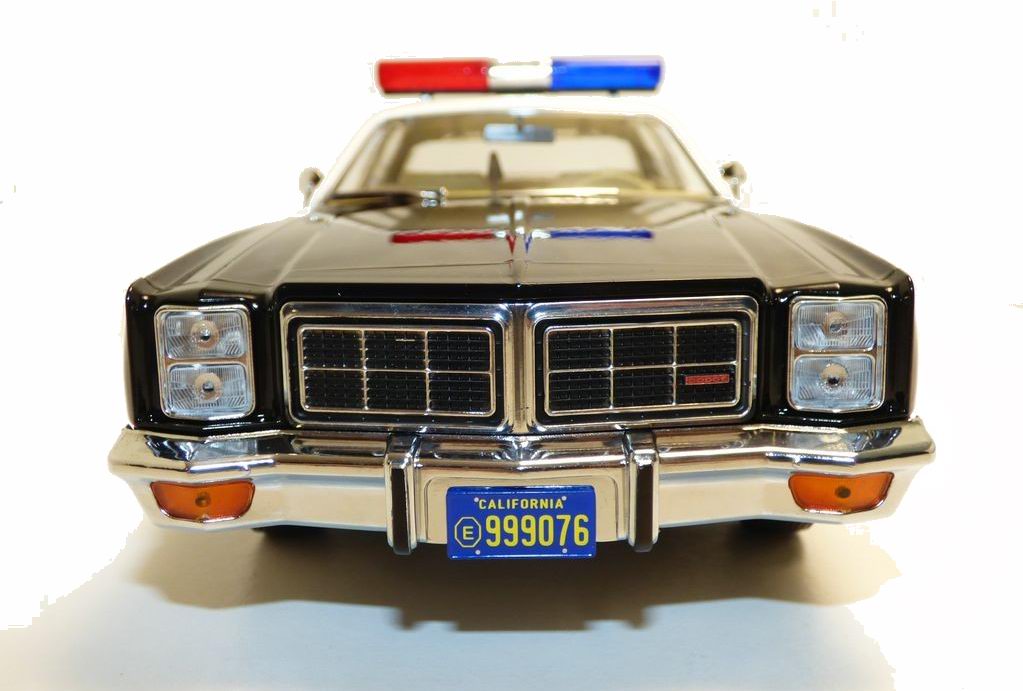 Voiture en métal DODGE MONACO METROPOLITAN POLICE 1/18 TERMINATOR Avec Figurine T-800 Endoskeleton