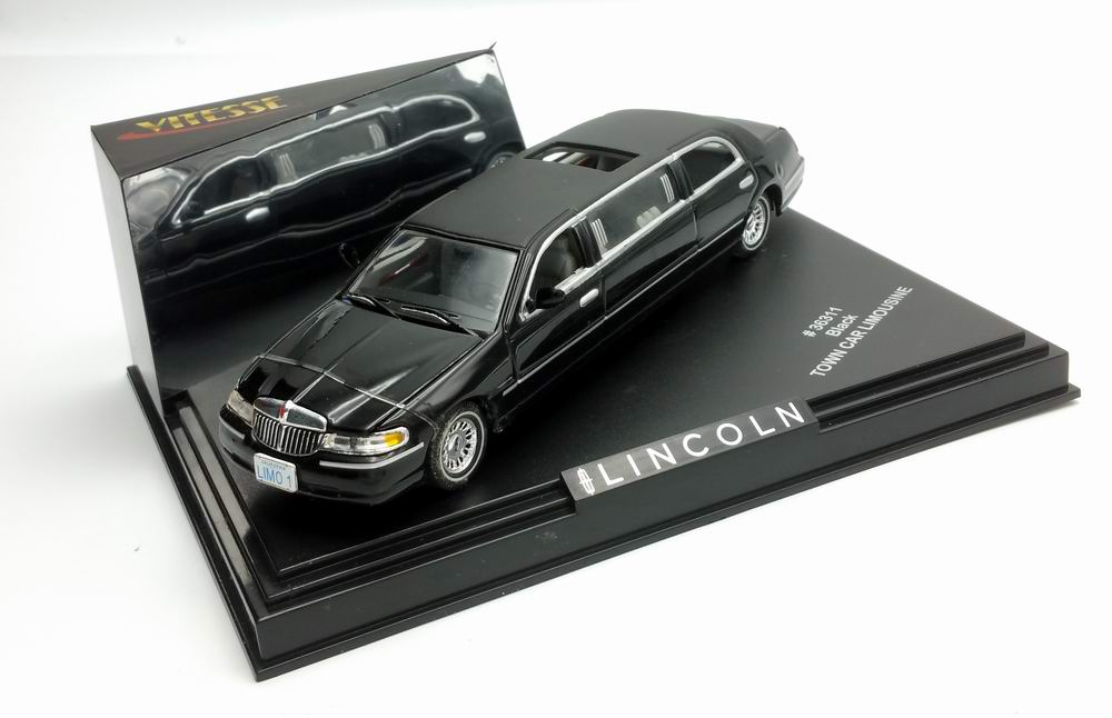 Petite Voiture de Collection LINCOLN 2000 Limousine Town Car de 2000 Noire 