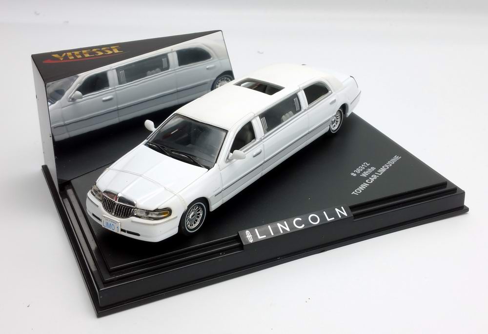 Petite Voiture de Collection LINCOLN 2000 Limousine Town Car de 2000 Blanche 