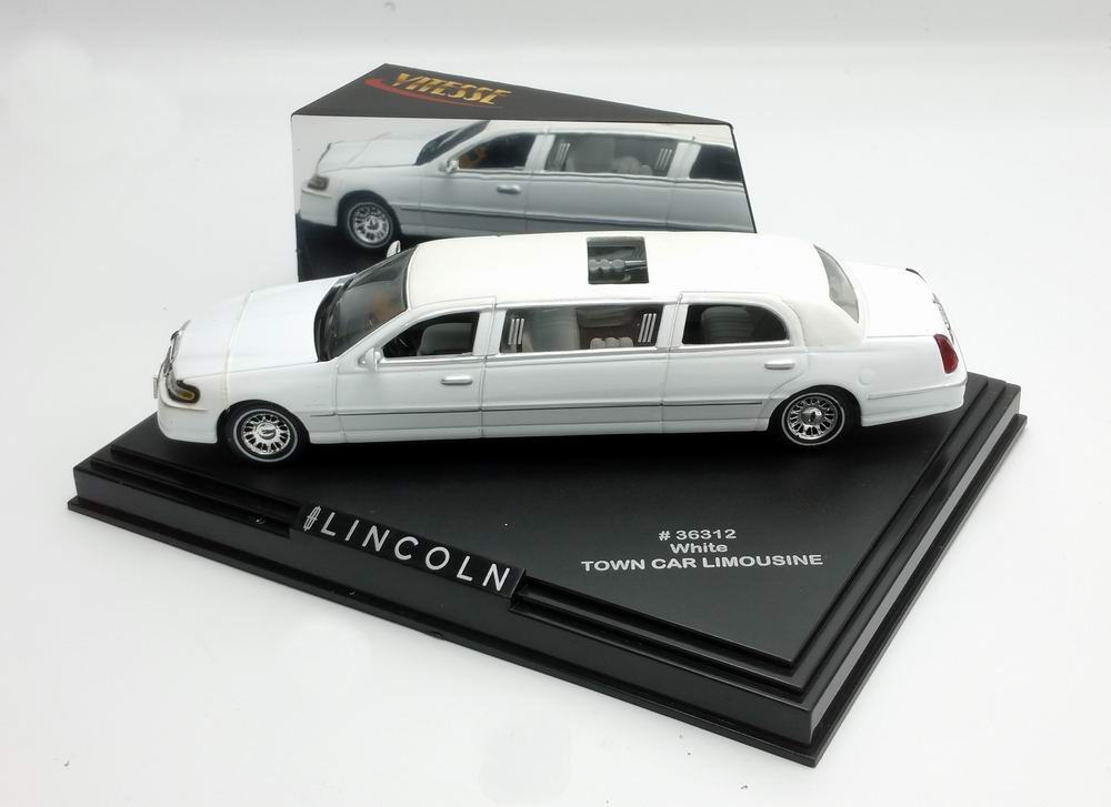 Petite Voiture de Collection LINCOLN 2000 Limousine Town Car de 2000 Blanche 