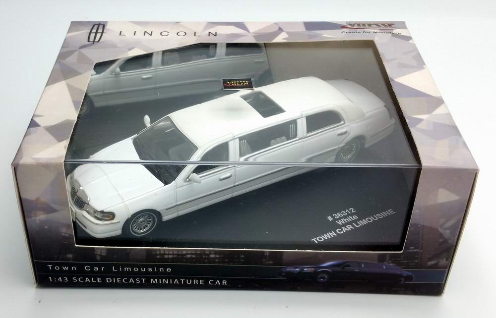 Petite Voiture de Collection LINCOLN 2000 Limousine Town Car de 2000 Blanche 