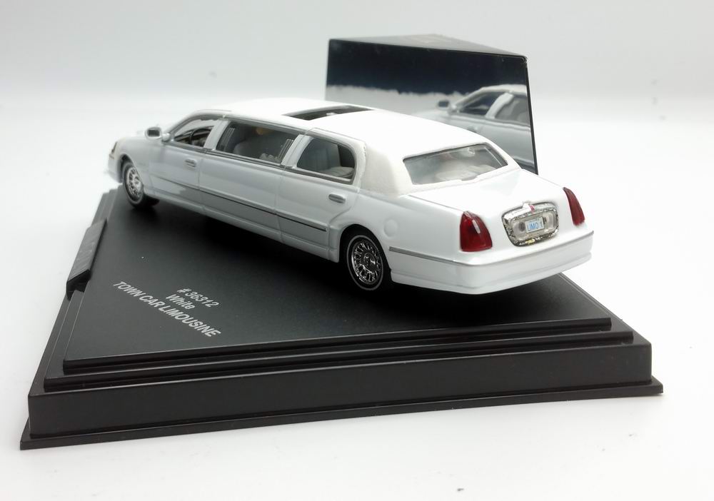 Petite Voiture de Collection LINCOLN 2000 Limousine Town Car de 2000 Blanche 