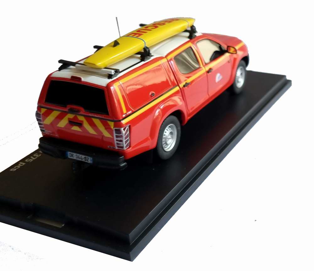 Miniature ISUZU D-MAX Sapeurs Pompiers planche de surf SECOURS EN MER Sauvetage côtier SDIS 64 Pyrenees-Atlantiques 1/43 Alarme