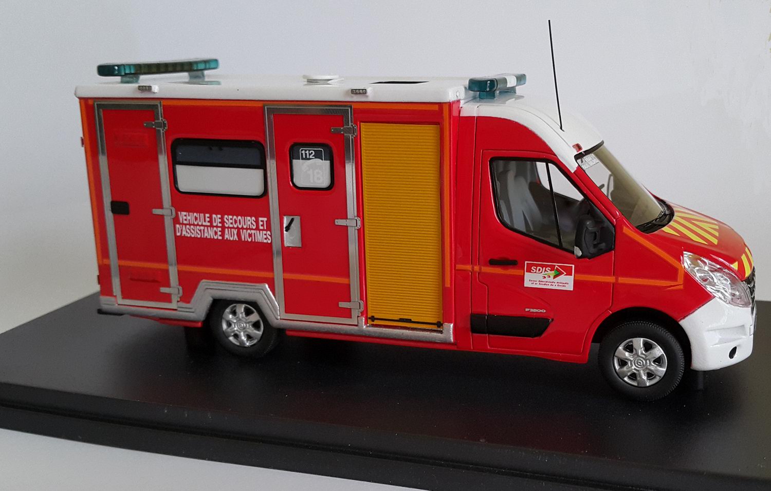 Camion de Sapeurs Pompiers RENAULT MASTER 3 CAISSON VSAV 33 1/43 Alerte