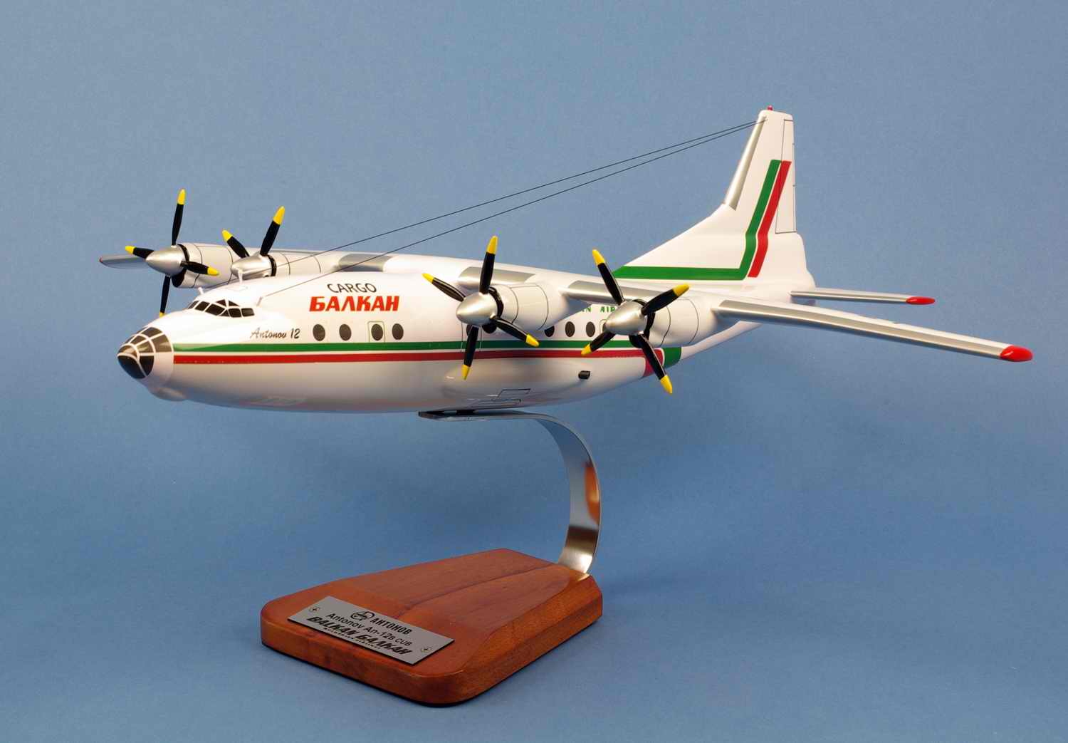 Maquette Avion ANTONOV 12BK BALKAN Cubau 1/72