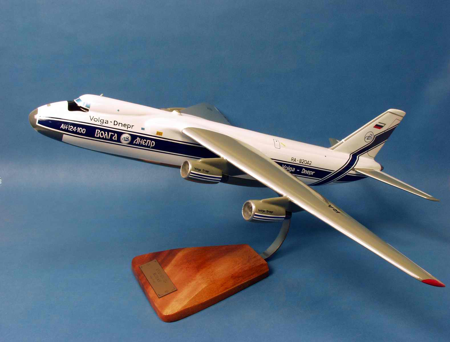 Maquette Avion ANTONOV An124 Ruslan Volga Dnepr 1/144r