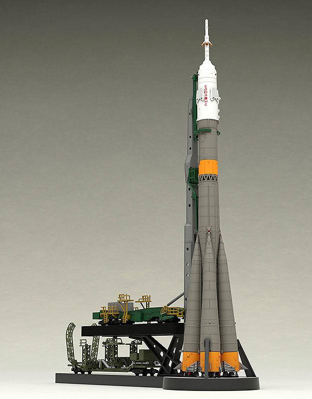 Maquette lanceur russe Fusée Soyouz sur Train de Transport