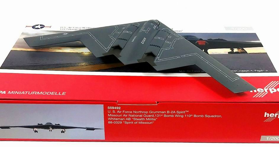 Maquette Northrop Grumman B-2A Spirit Bomber Missouri 88-0329 1/200 Herpa