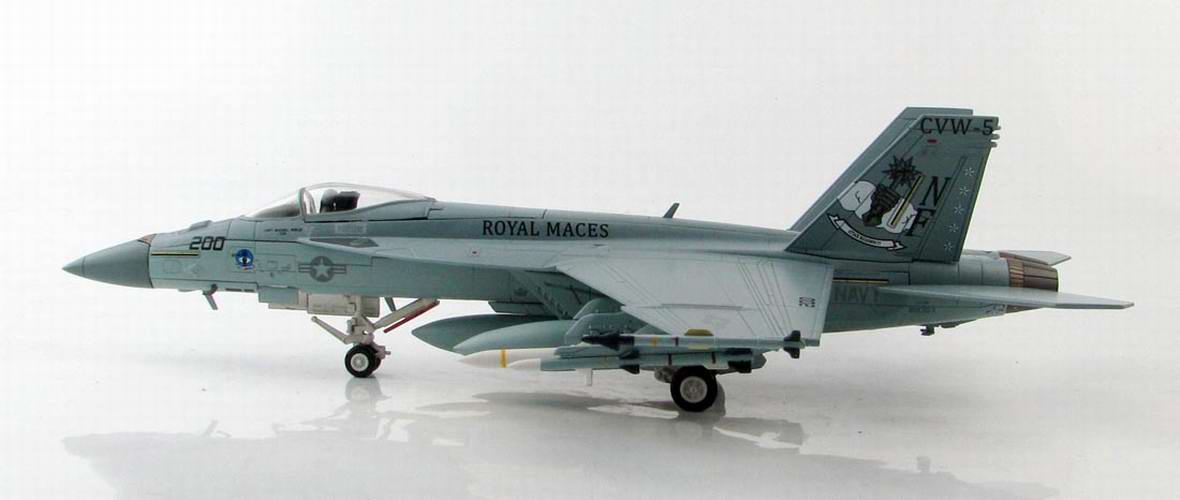 Maquette Avion de Combat Boeing F/A-18E Super Hornet VFA-27 Royal Maces, Porte-Avions USS Ronald Reagan 2017 au 1/72