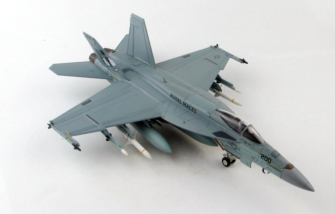 Maquette Avion de Combat Boeing F/A-18E Super Hornet VFA-27 Royal Maces, Porte-Avions USS Ronald Reagan 2017 au 1/72