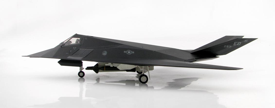 Maquette avion F117 Nighthawk 85-831 Skunk Works Artwork USAF US AIR FORCE 1/72