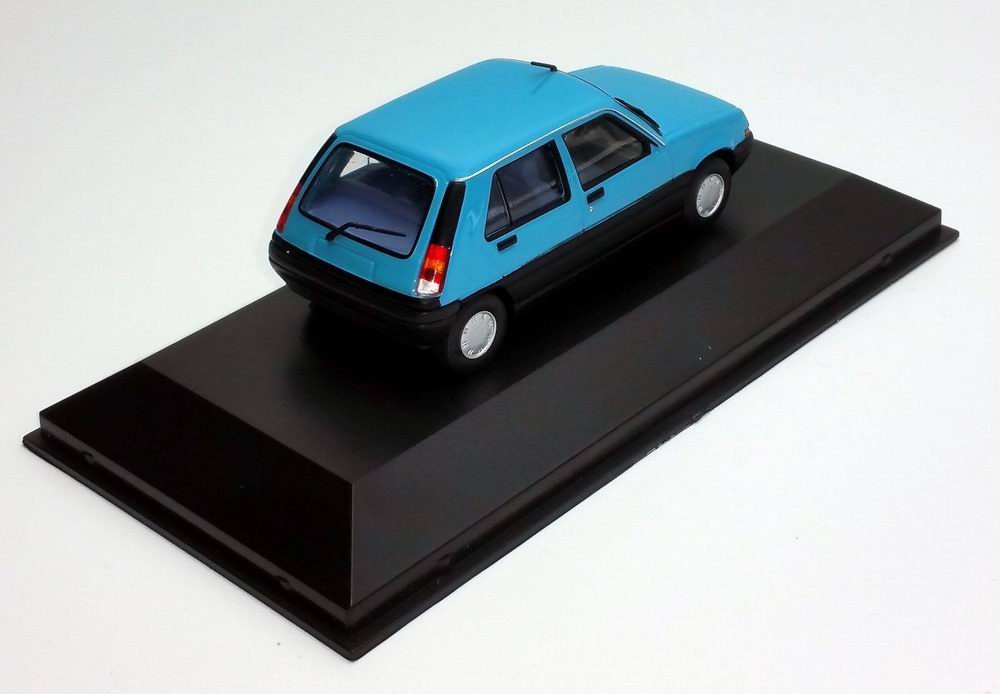 Petite voiture super5 renault 1/43