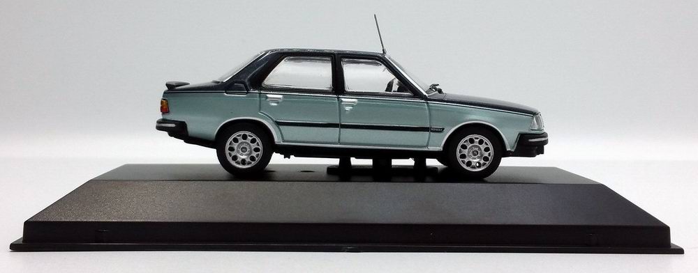 Petite voiture Renault18 American 2 1/43