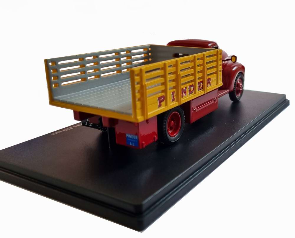 Miniature Camion FORD CANADA TYPE C598 de 1947 du Cirque PINDER 1/43