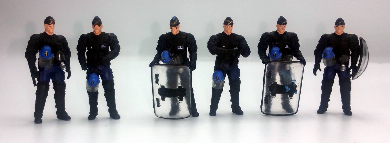 Figurines Gendarmes Mobiles policiers CRS Gilets Jaunes 1/43