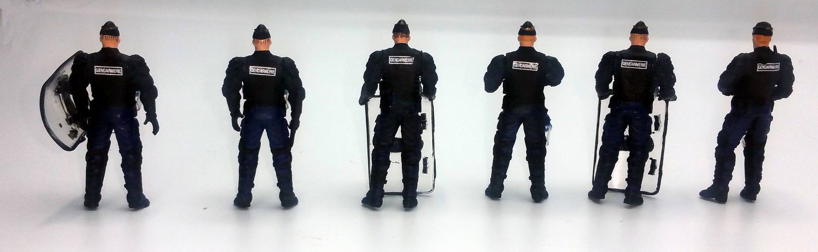 Figurines Gendarmes Mobiles police CRS 1/43