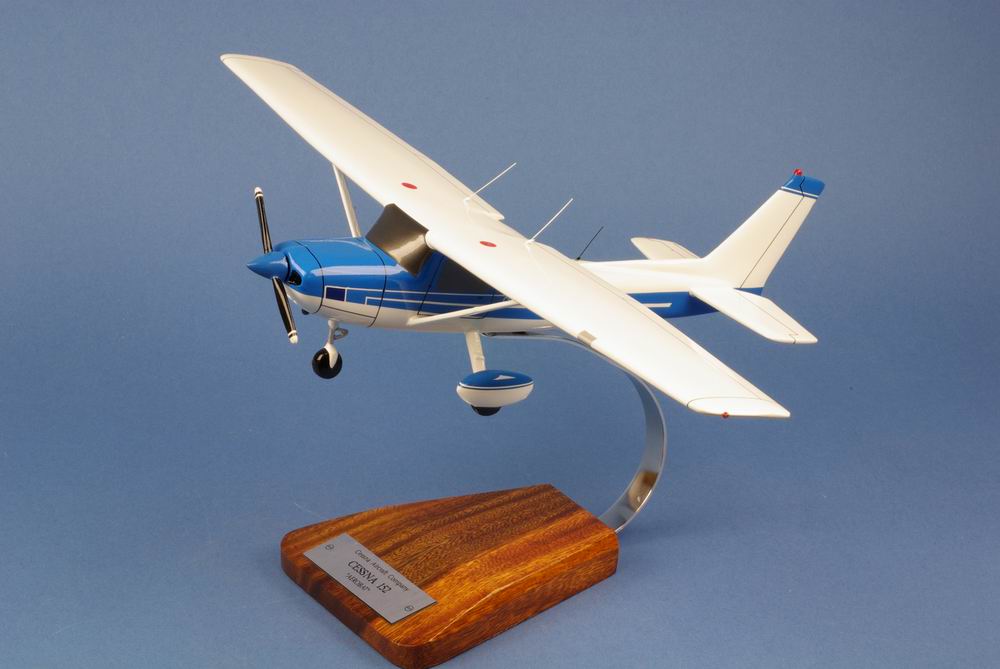 Maquette CESSNA 152 Aerobat 1/22