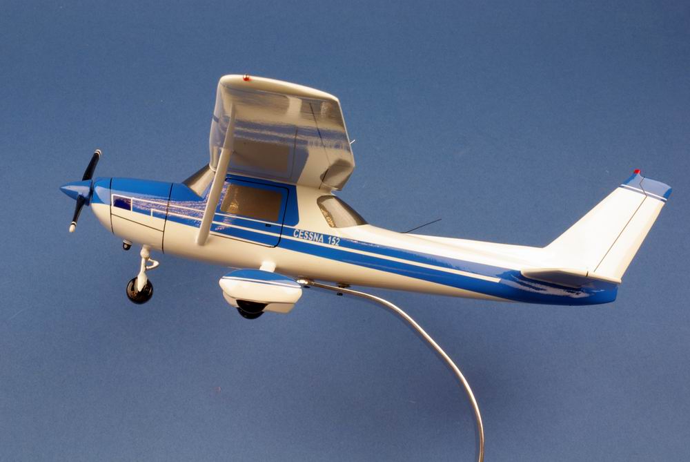 Maquette avion de tourisme CESSNA 152 Aerobat 1/22