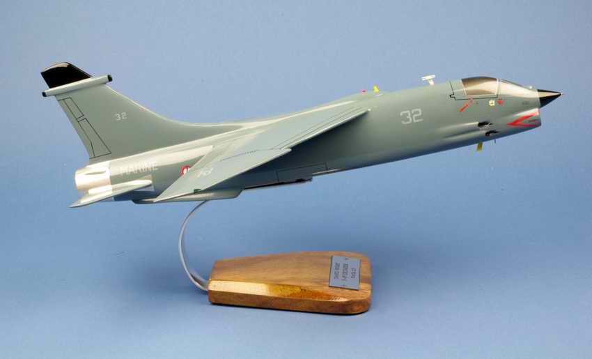 Maquette Avion F8E Crusader aux couleurs de la Flottille 12F Aéronavale Française