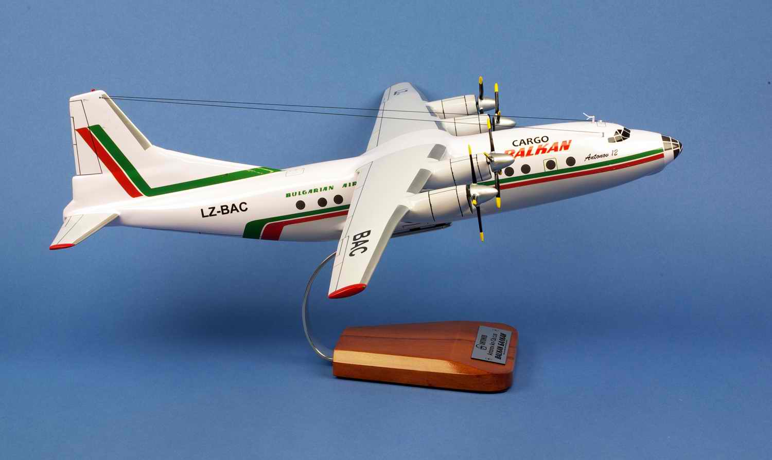 Maquette Avion ANTONOV 12BK BALKAN Cubau 1/72