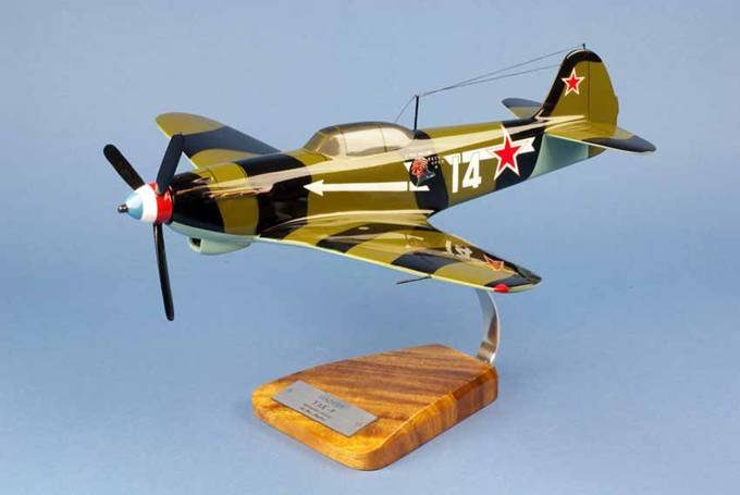 Maquette avion de chasse Yakovlev Yak9 - GC3 Normandie Niemen Le Père Magloire 1/24