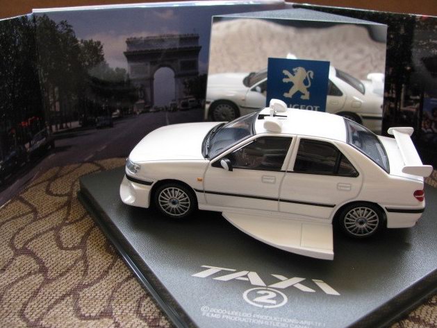 Véhicule Peugeot 406 Taxi 2 Avec Ailes Skynet Aoshima au 1/43