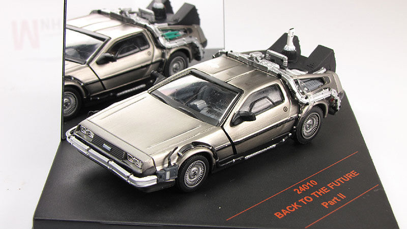 Voiture DMC DELOREAN II Retour vers le Futur en Métal au 1/43