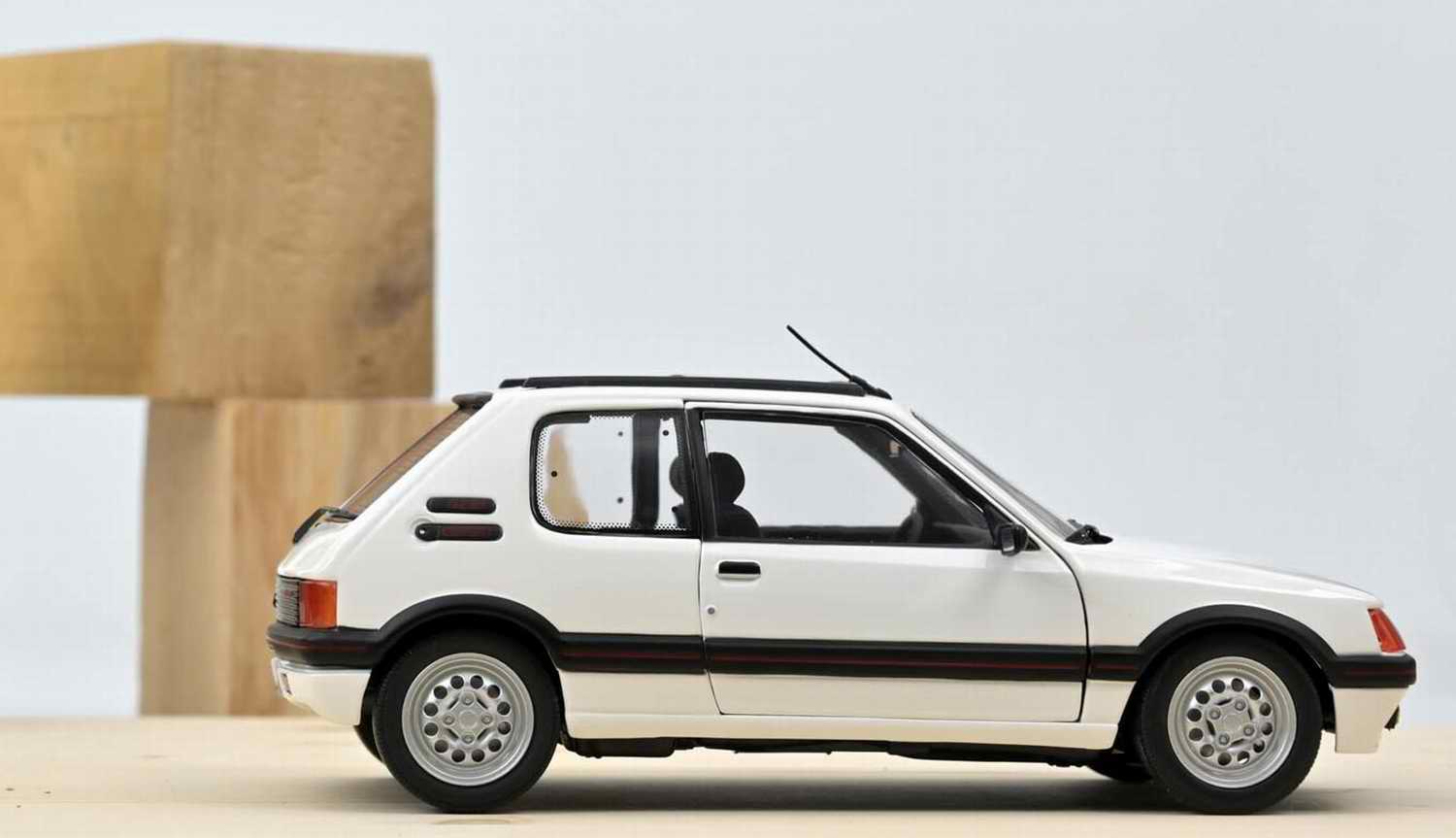 PEUGEOT 205 GTI 1.6L 1988 Blanche Voiture de Collection NOREV 1/18