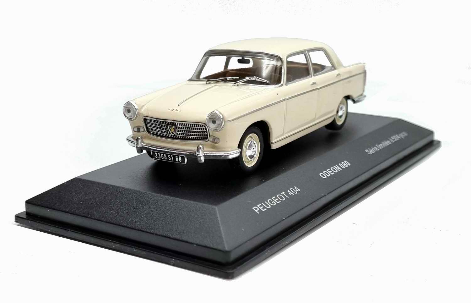 Voiture Miniature Peugeot 404 Blanche berline 1/43