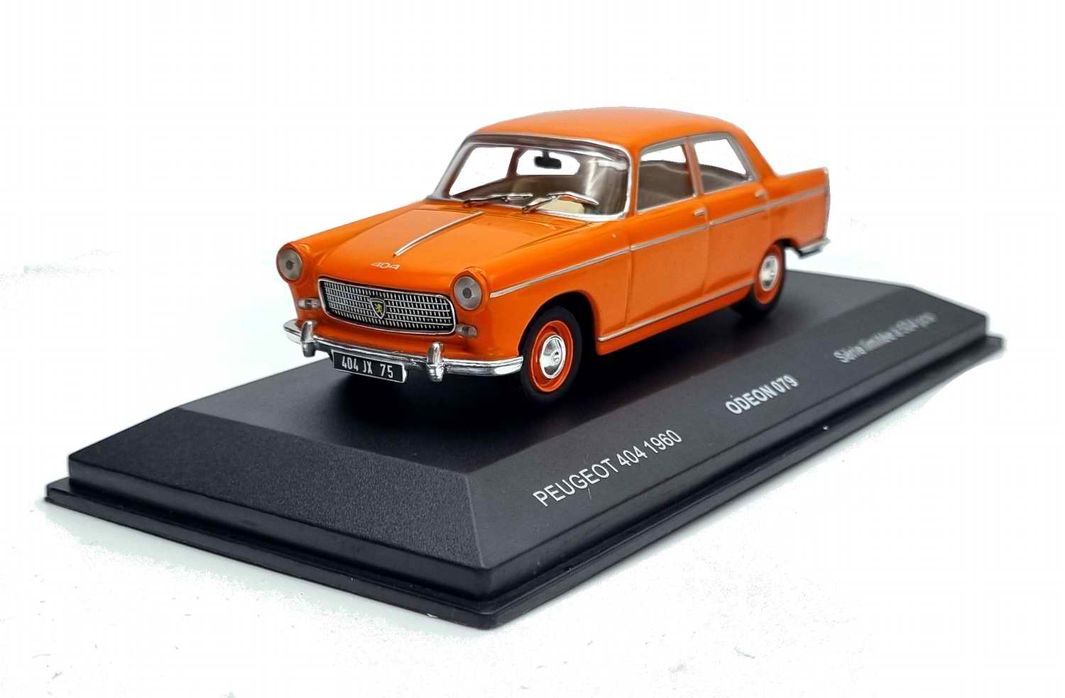 Voiture Miniature Peugeot 404 berline 1/43