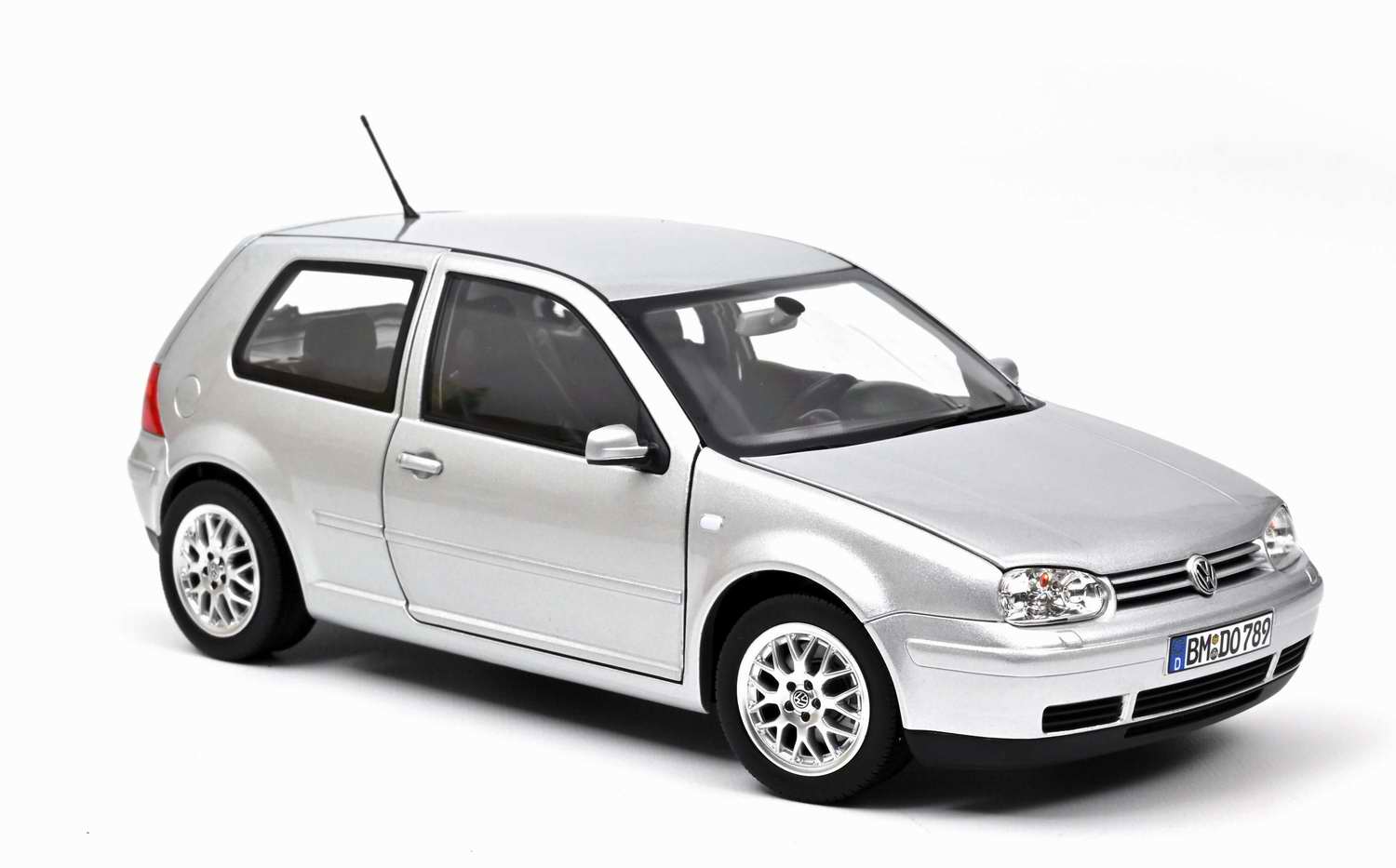 Voiture miniature de collection VOLKSWAGEN Golf GTI Grise 1998 NOREV 1/18