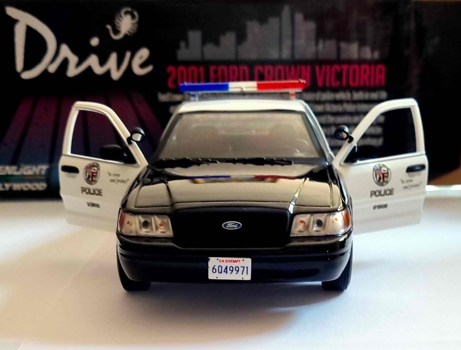 Voiture FORD Crown Victoria Interceptor 2001 LAPD LOS ANGELES POLICE DEPARTMENT Du Film DRIVE 1/24