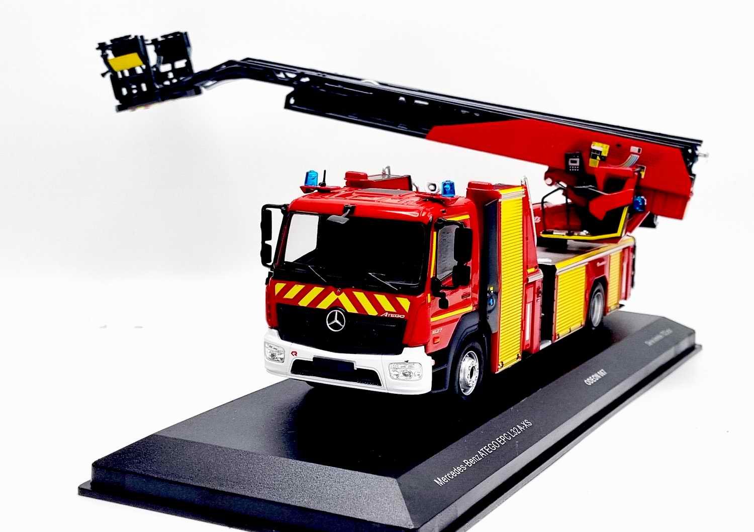 Camion de pompier miniature MERCEDES-BENZ ATEGO EPC 30 L32A-XS grande échelle nacelle BEA Bras Elévateur Aérien 1/43
