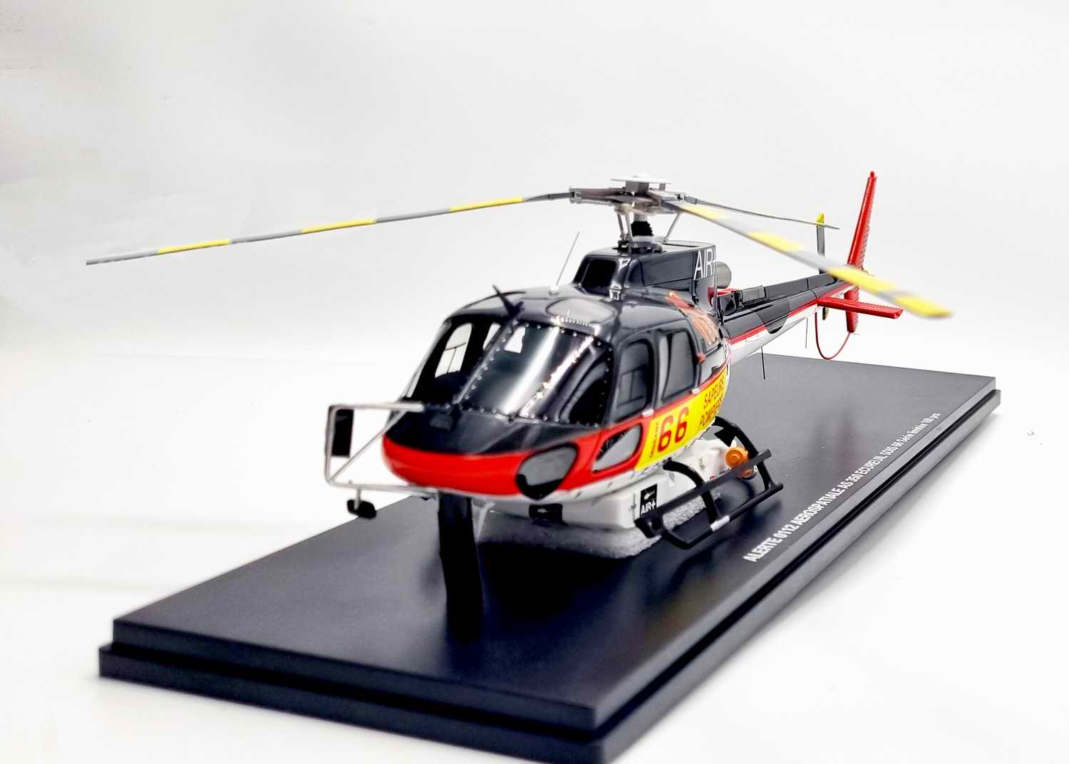 Maquette Hélicoptère EcureuilAS350 Pompiers SDIS66 1/43