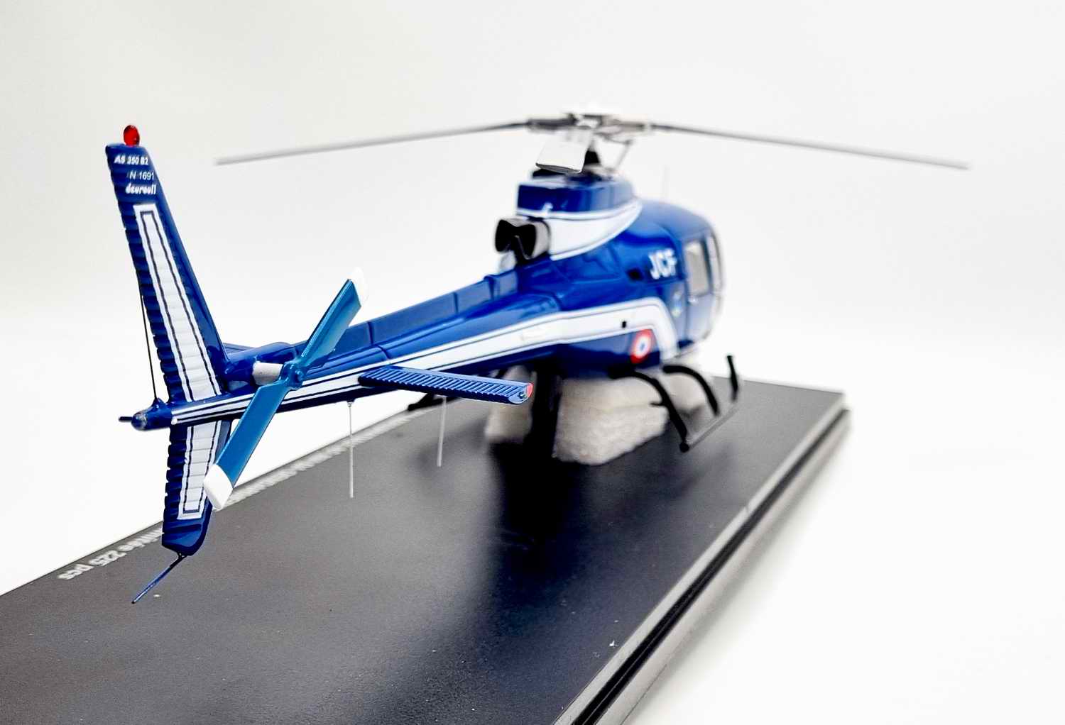 Maquette Hélicoptère Ecureuil AS 350 Gendarme Immatriculée JCF 1/43