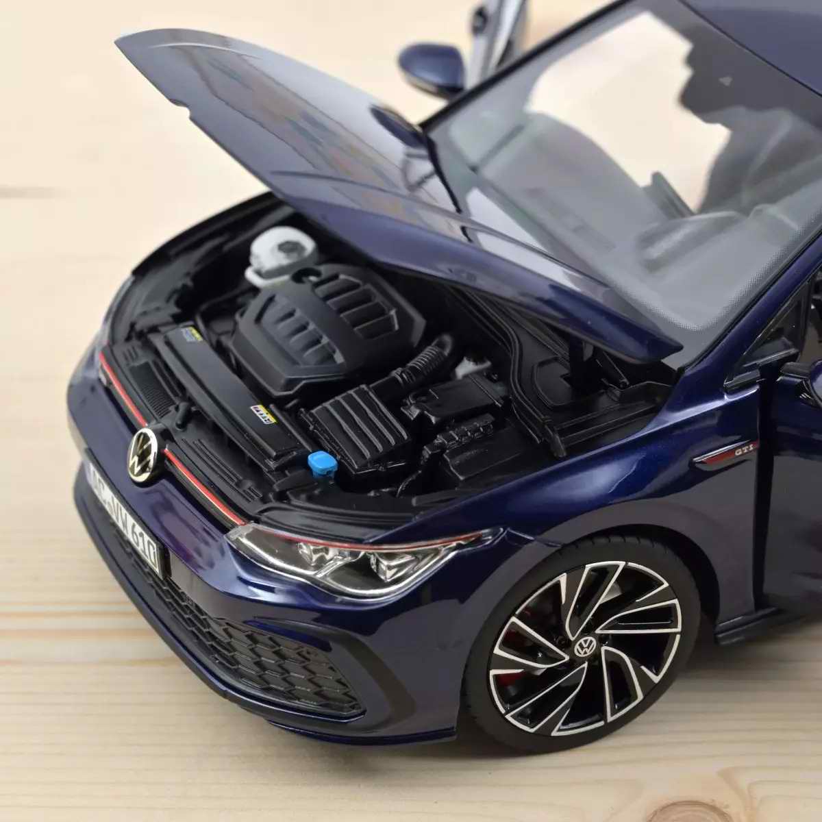 Voiture miniature de collection VOLKSWAGEN VW Golfe GTI Bleu 2020 NOREV 1/18