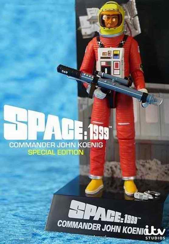 COSMOS 1999 Figurine du Commandant John KOEING en Combinaison Spatiale Alpha fusil laser ALP Edition Limitée 2000 pcs