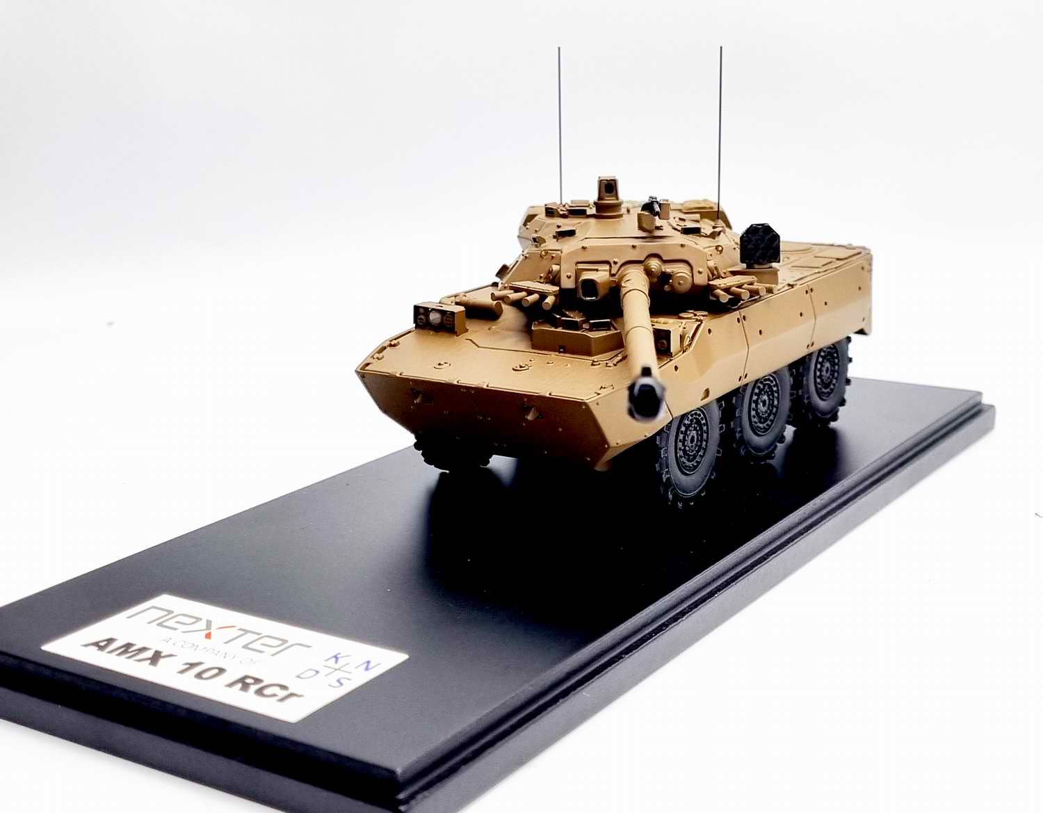 Maquette char roues militaire Nexter AMX-10RCr véhicule blindé reconnaissance combat français brun Terre Armée de Terre