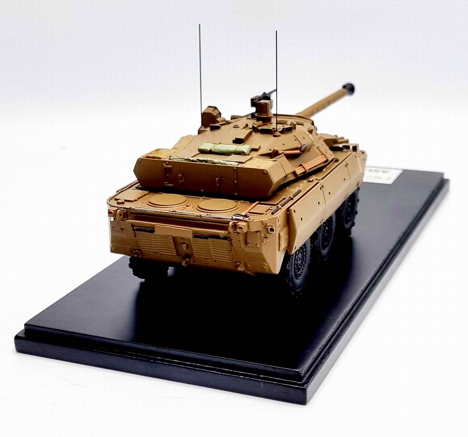 Maquette char militaire Nexter AMX10RC Tank blindé reconnaissance combat français brun Terre Armée de Terre