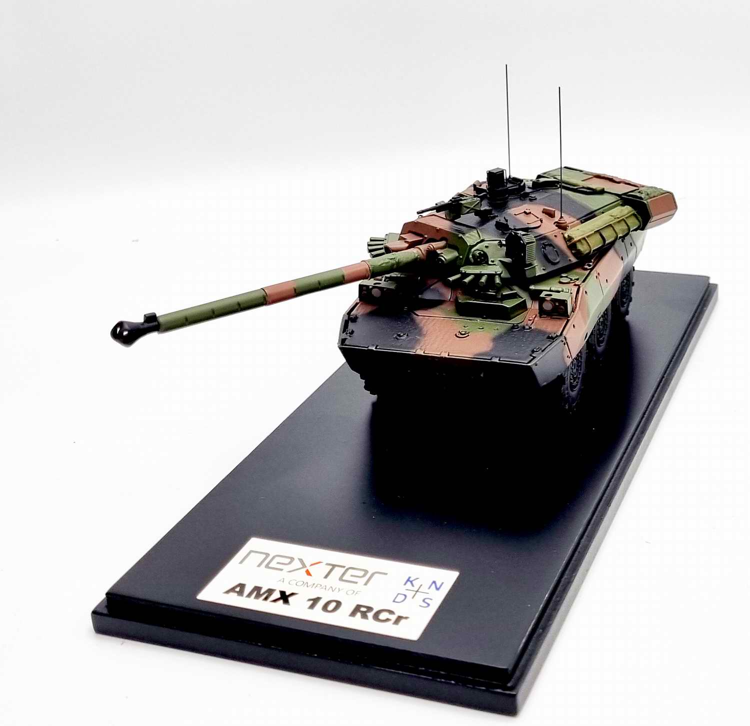 Maquette char roues militaire Nexter AMX-10RCr vert otan camouflage kaki véhicule blindé reconnaissance combat français Armée de Terre