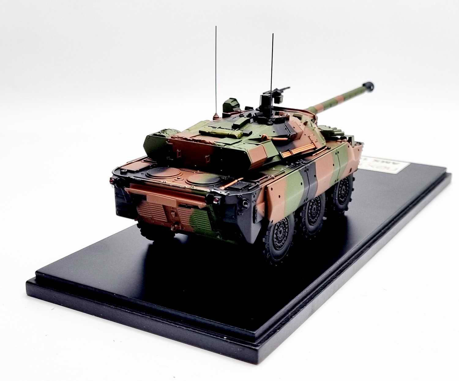 Maquette char roues militaire Nexter AMX10RCr vert otan camouflage kaki véhicule blindé reconnaissance combat français Armée de Terre