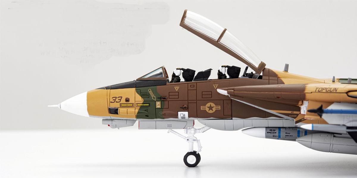 Maquette Avion de Chasse Grumman F14Tomcat USNavy Fighter Weapons School TOPGUN 33 NAS Miramar 1/72 Métal