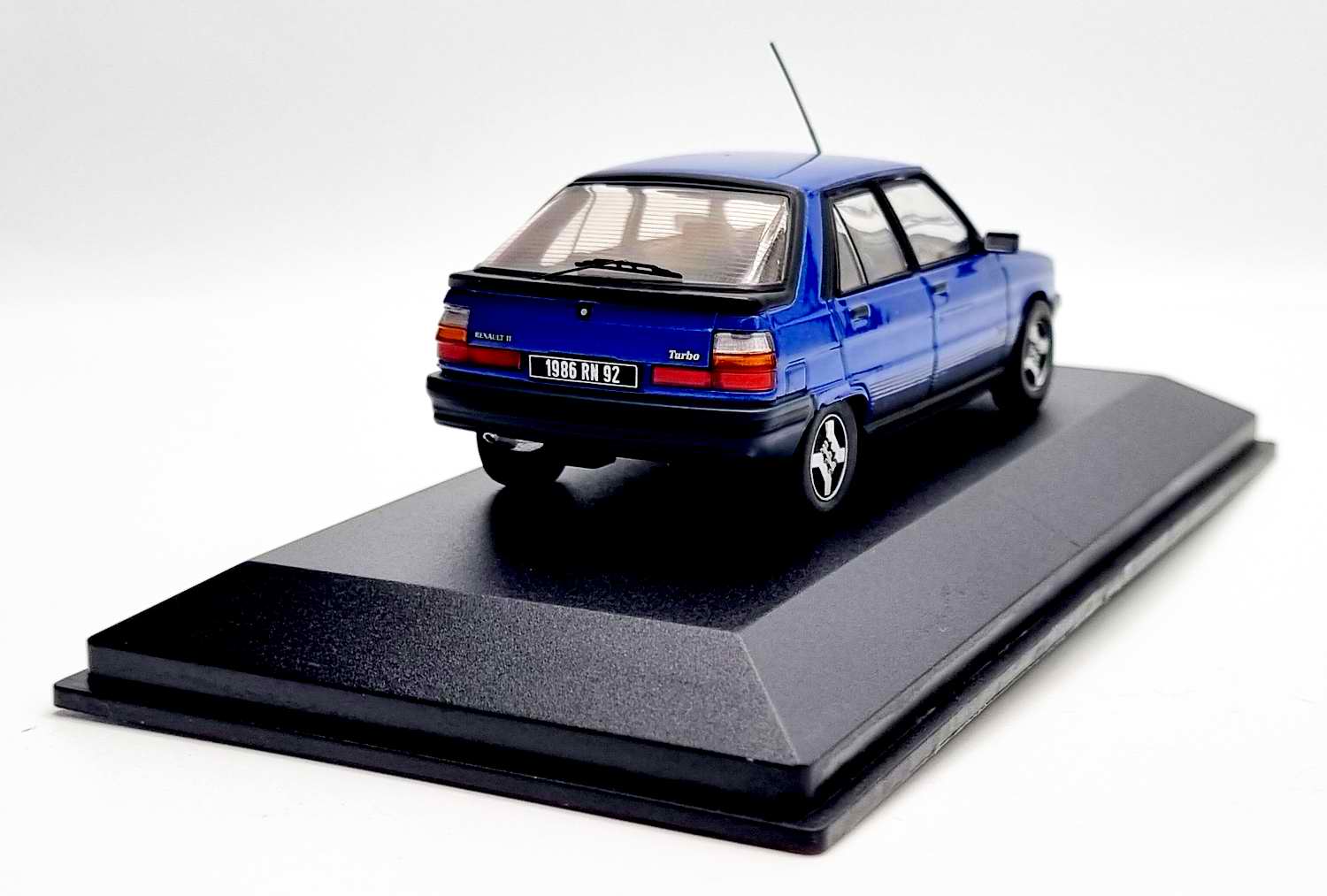 petite Voiture Miniature Renault 18 turbo R11 trubo bleu 1/43