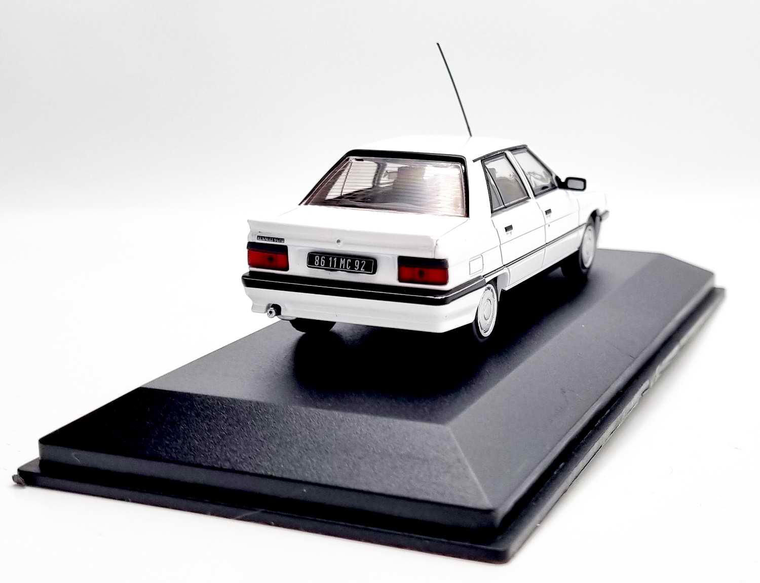 petite Voiture Miniature Renault9GTL blanc 1/43