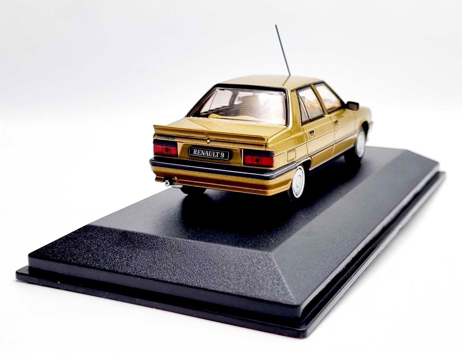 petite Voiture Miniature Renault9GTL beige 1/43